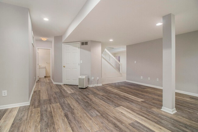 Building Photo - 5974 Versailles Ave E