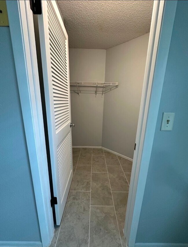 Building Photo - 3 bedroom 2 bathroom house fully fenced in...