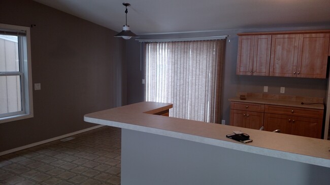 Building Photo - 1188 sq/ft 2 Bedroom 2 Bathroom with Den i...