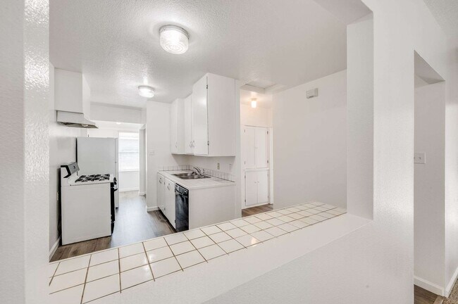 Building Photo - 926 Newport Ave
