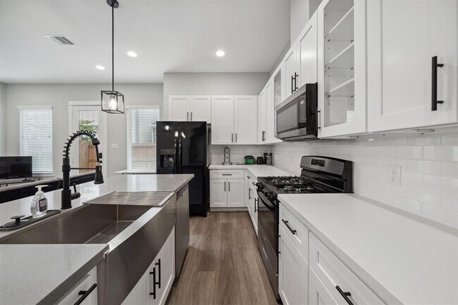 Building Photo - 8470 Berry Grn Ln