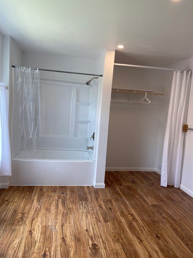 Building Photo - Newly Remodeled Single Family Home in Reardan, WA! Available Now!