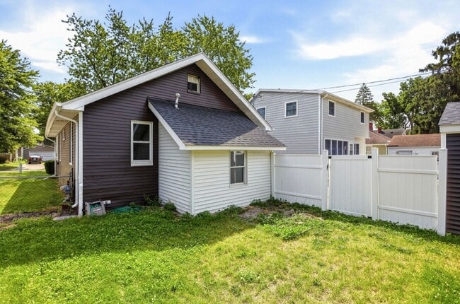 Building Photo - Move-In Ready 3 Bedroom with Fenced Yard & Garage!