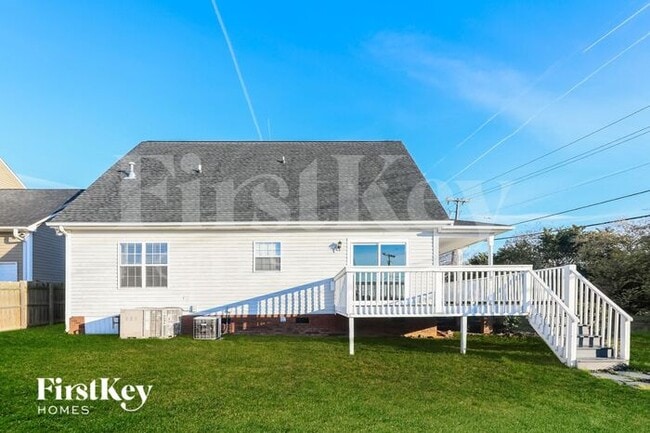 Building Photo - 520 Riverglen Dr NW