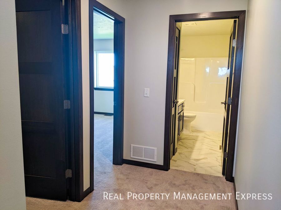 Building Photo - 3 Bedroom 2.5 Bathroom Townhome w/ Attached Garage