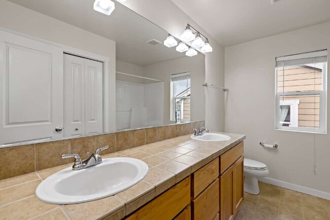 Building Photo - Enjoy this immaculate home in a park-like setting showcasing the beauty of the Issaquah Highland ...