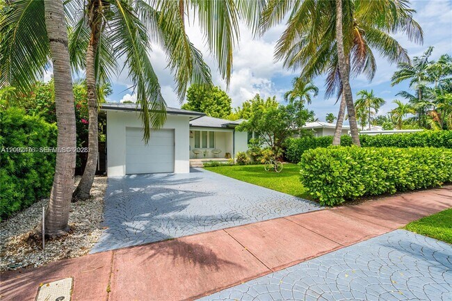 Building Photo - 1749 Bay Dr