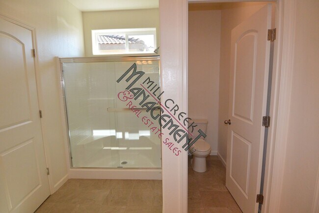 Building Photo - Newer 3bedroom/2bath in Tulare.