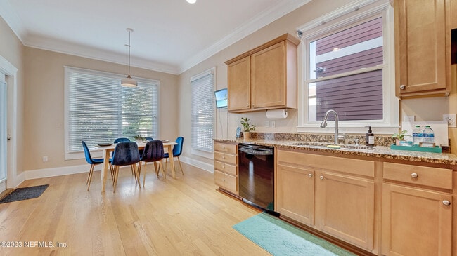 Building Photo - 128 E 9th St