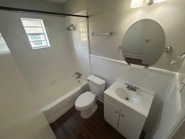 Building Photo - 3BR 2BA with large back yard on closed street.