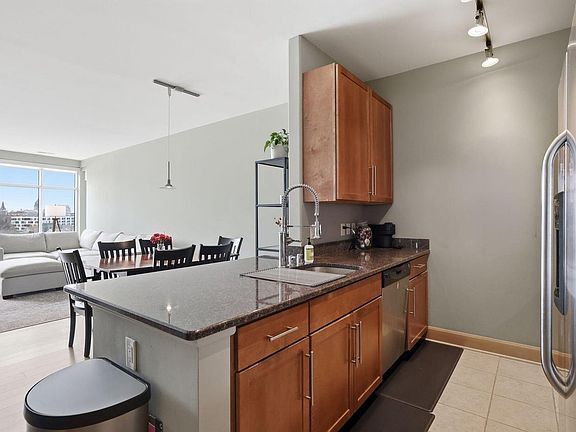 Building Photo - 1550 E Royall Pl