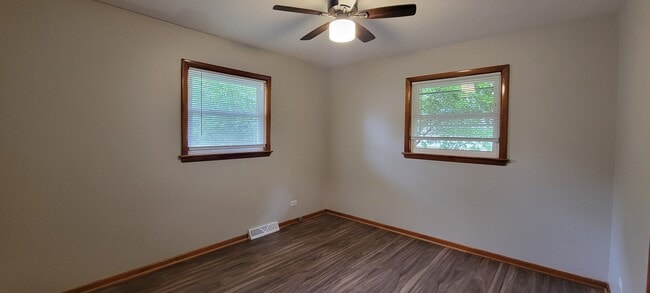 Building Photo - 532 Oakwood Dr