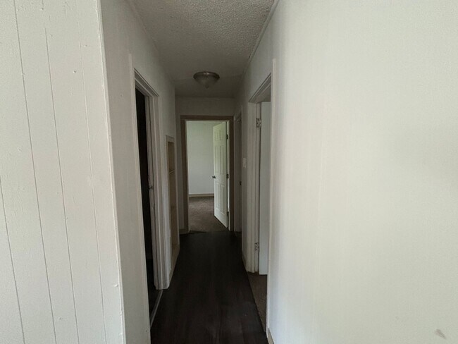 Building Photo - 3 bed 1 bath!