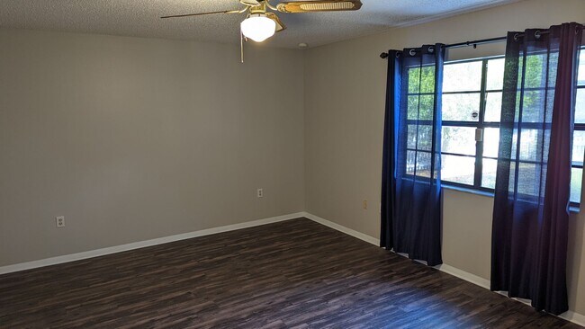 Building Photo - 3 Bedroom 2 Bath Pool Home in Mt Dora