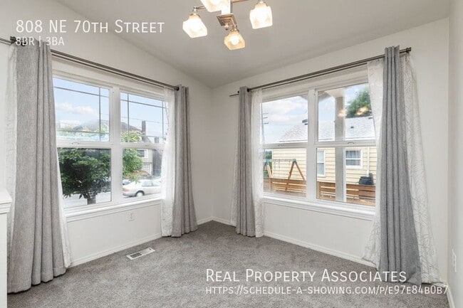 Building Photo - 808 NE 70th St