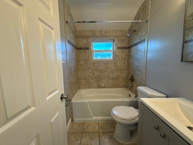 Building Photo - Three-Bedroom Home In Essex