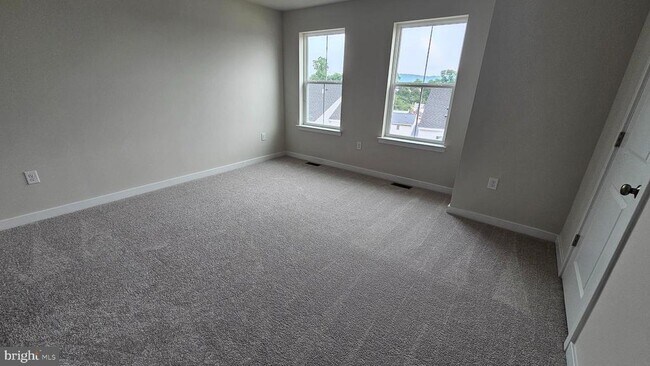 Building Photo - 253 Talucci Dr