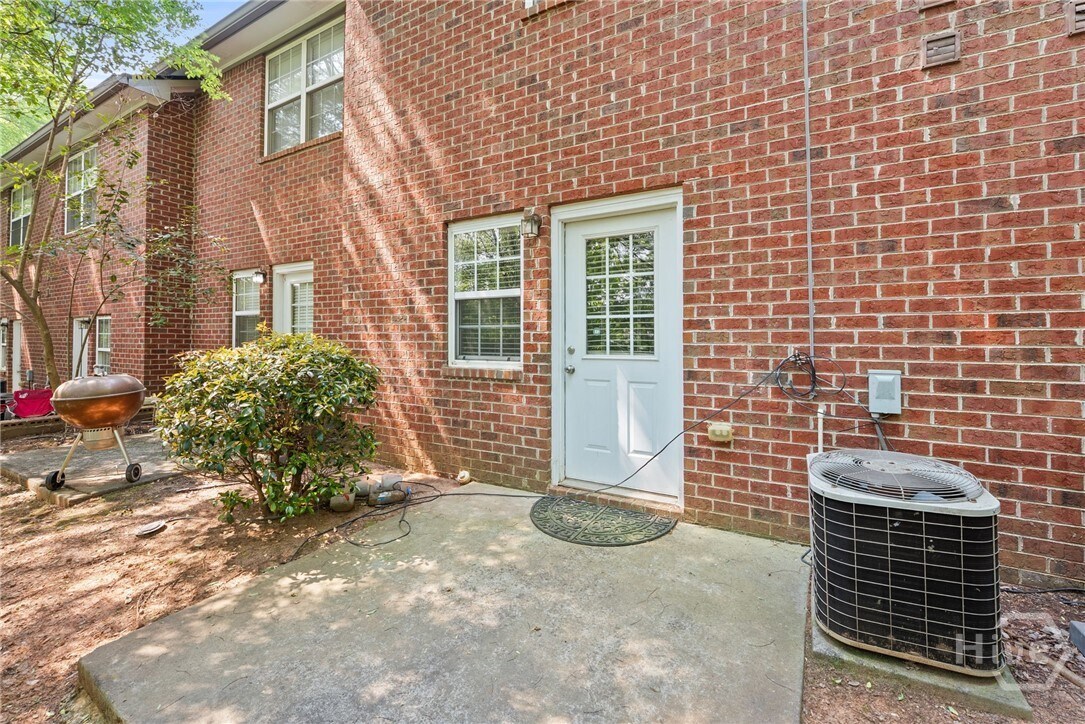 Building Photo - 460 Barnett Shoals Rd