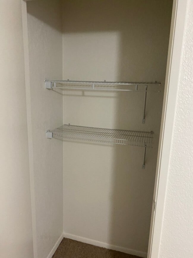 Building Photo - Henderson!!! 4 Bedrooms!! Single Story!! 2 car garage!! Big Back Yard!!! No HOA!! All Appliances!!