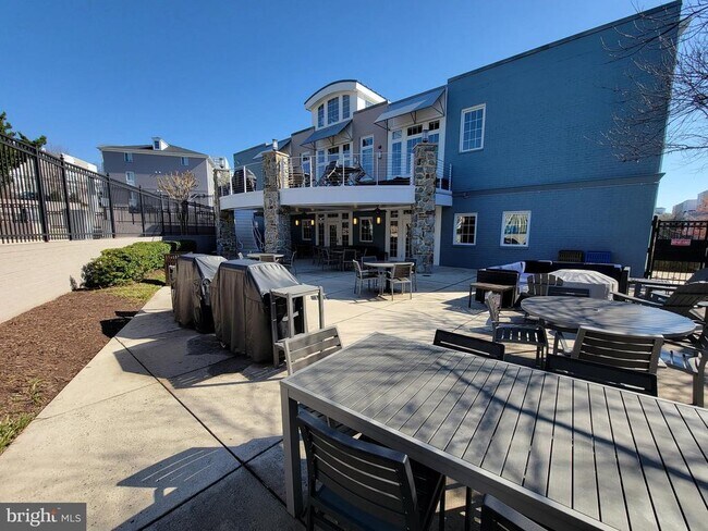 Building Photo - 4151 S Four Mile Run Dr