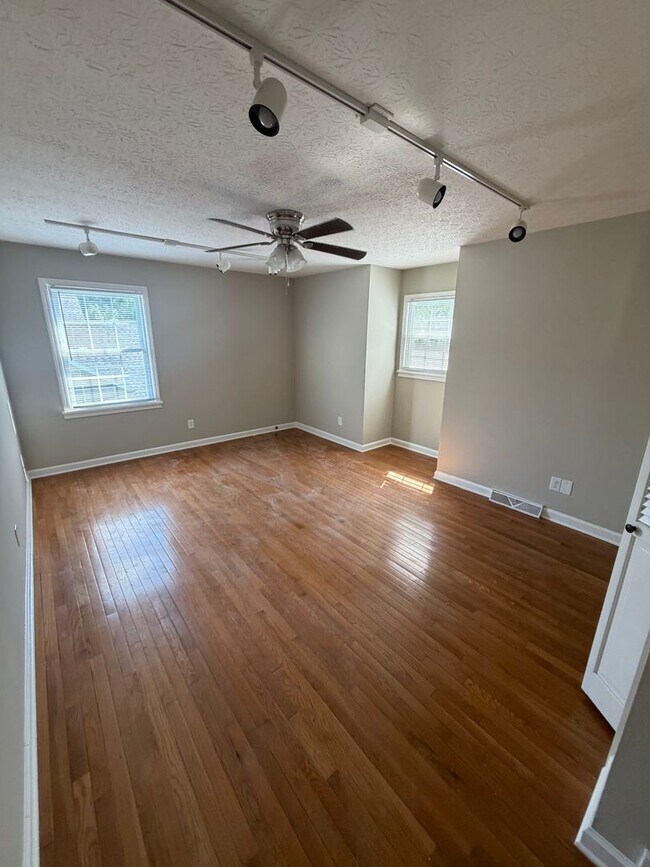 Building Photo - 3 Bedroom 3 Bathroom For Rent