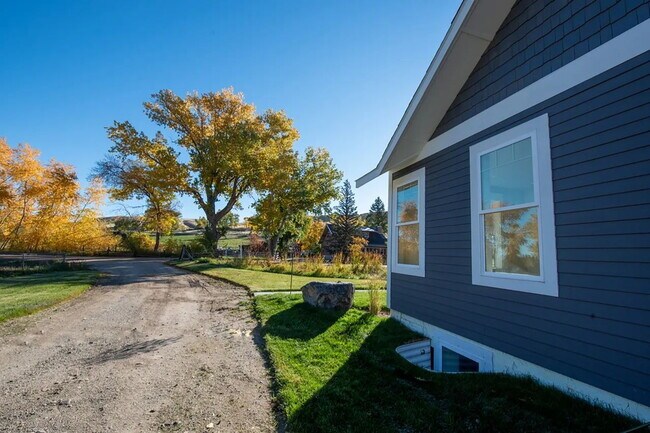 Building Photo - Beautiful and Spacious 3 Bed, 2.5 Bath Hom...