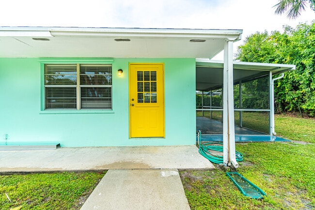 Primary Photo - 2566 NE Hickory Ave