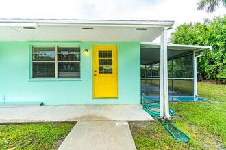 Building Photo - 2566 NE Hickory Ave