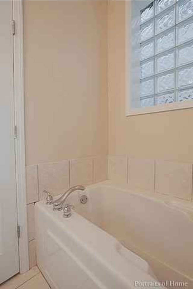 Master bathroom soaking tub - 2117 W Rice St