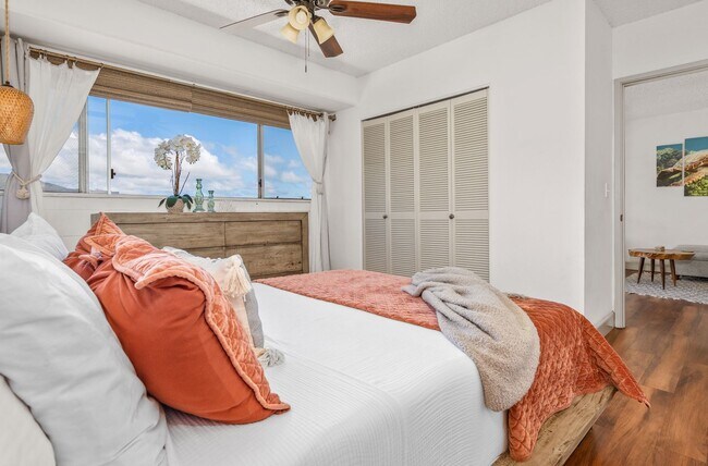 Building Photo - Beautiful Fully Furnished, 2 Bed, 1 1/2 Bath, Oceanview Condo with Pool