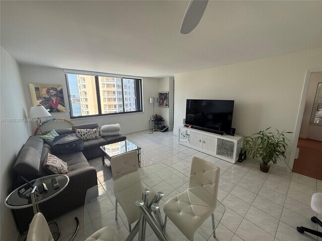 Building Photo - 540 Brickell Key Dr