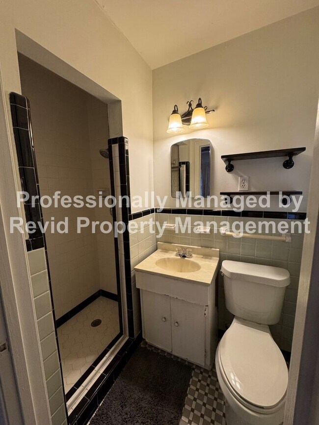 Building Photo - Updated 3 bedroom 2 bathroom home in East Memphis!