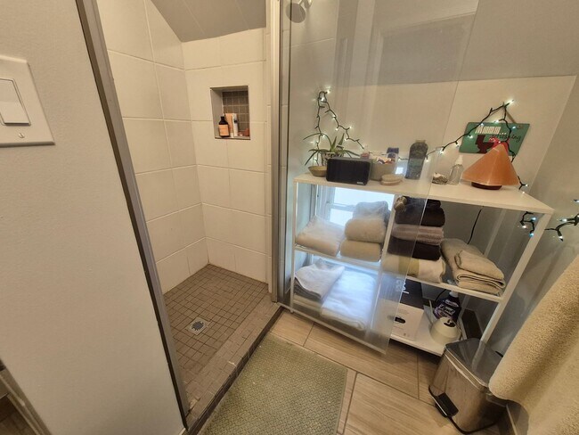 Building Photo - Recently remodeled 4 bedroom house in St P...
