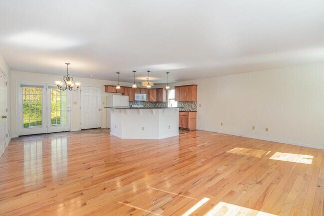 Building Photo - 927 E Lisburn Rd