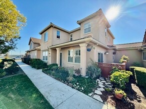 Building Photo - Located in a peaceful and well-maintained senior community, this spacious 3-bedroom, 3.5-bath Plu...