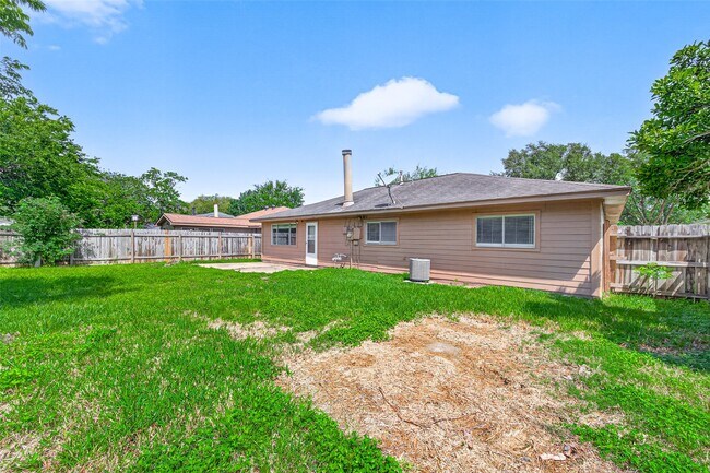 Building Photo - 2310 Woodwind Dr