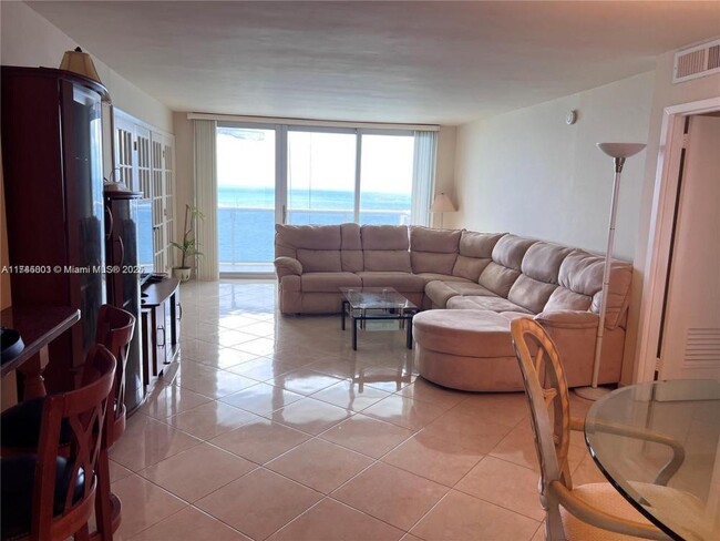 Building Photo - 2 bedroom in Hallandale FL 33009