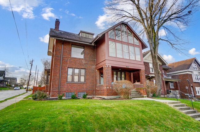 Building Photo - 2881 Observatory Ave