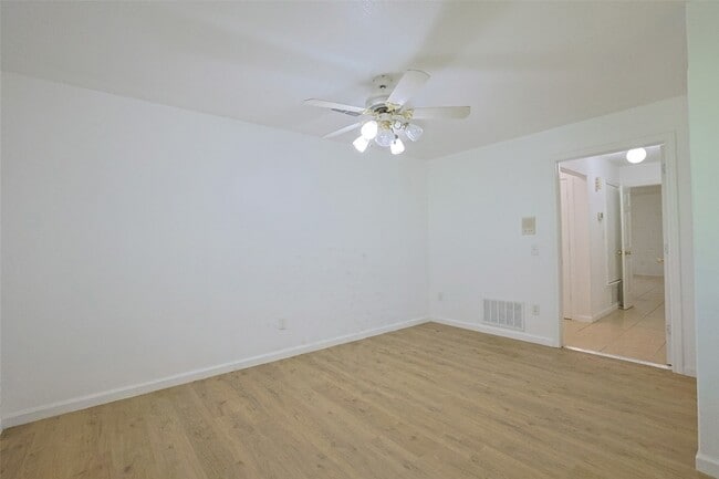 Building Photo - 2550 W Lucas Rd