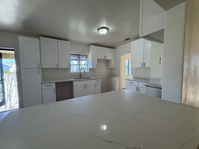 Building Photo - Single Family 3bd 2ba + Office Space