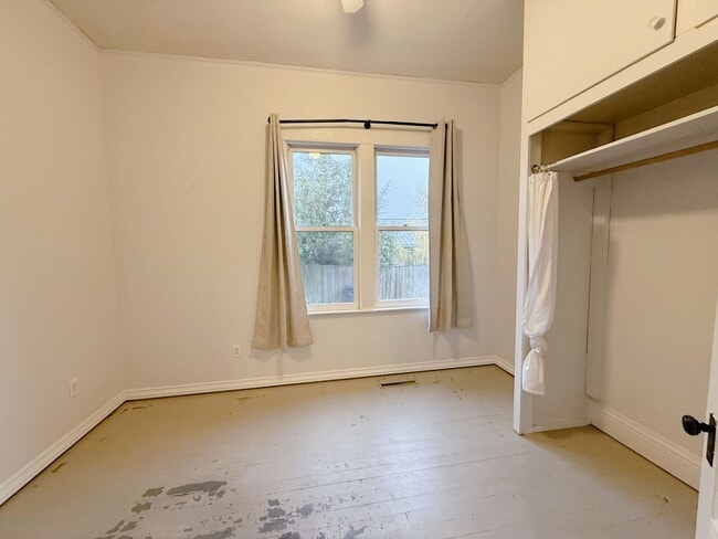 Building Photo - Available Now - 2bed, 1 bath house