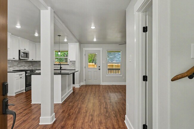 Building Photo - 116 Sun City Ln