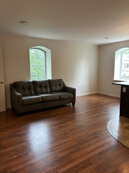Building Photo - 87 Cayuga St