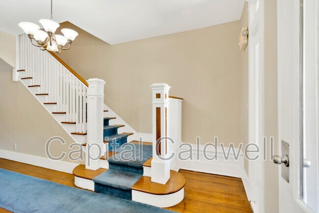 Building Photo - 911 S Rome Ave