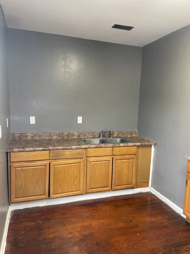 Building Photo - Knoxville 37915 - 3 bedroom, 2 bath home -...