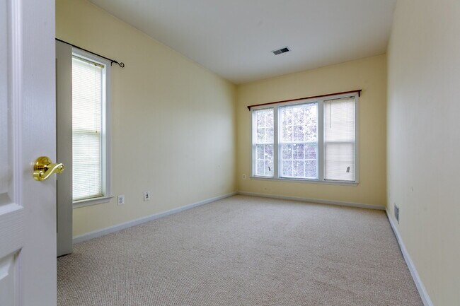 Building Photo - Spacious, Light-Filled Home in the Desirable Broadlands