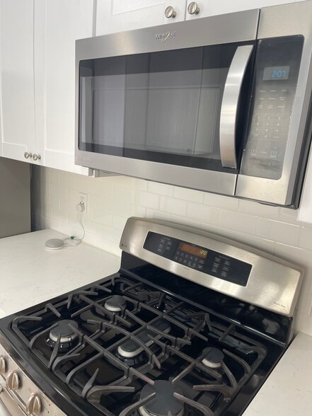 Microwave - 906 7th St