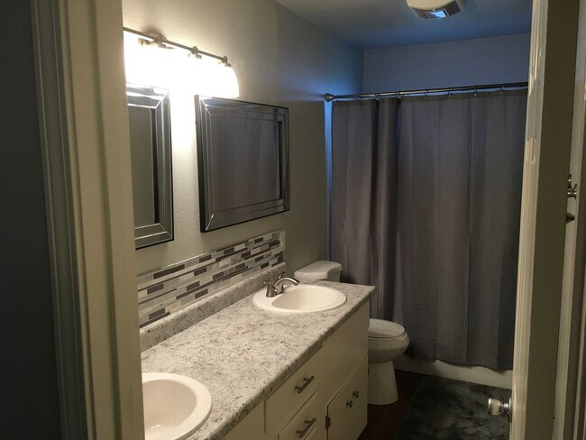 Building Photo - South Redding 2-Story Home, located in cul-de-sac