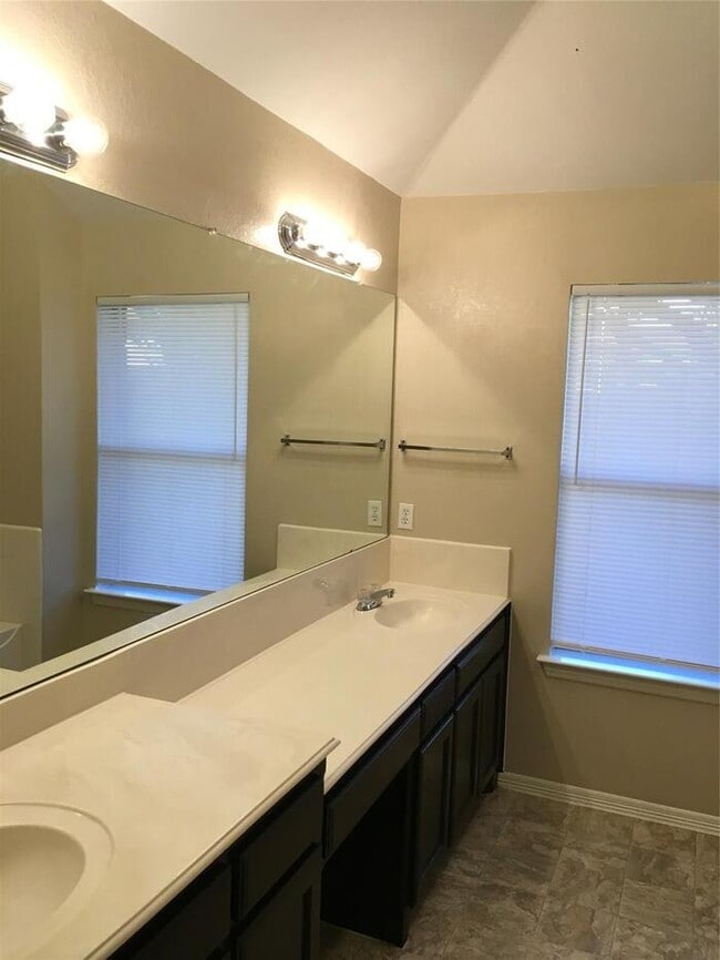 Building Photo - Eagle Mountain ISD 3 bedroom 2.5 bath plus office!