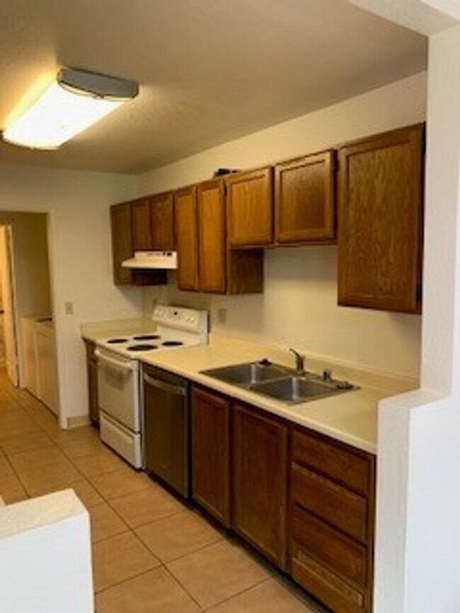 Building Photo - Hidden Valley Estates - 2 bdrm / 1 bath / 2 parking